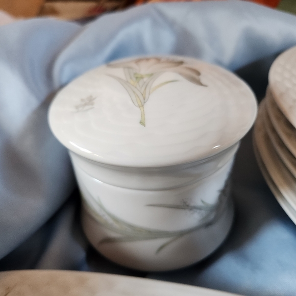 Beautiful China PearlSet Of 5 Cups & Saucers,Salad Plates, sugar bowl & creamer - Picture 10 of 13